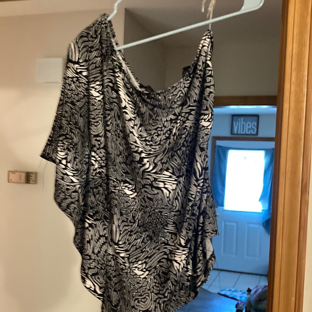JW Style size M off shoulder shirt